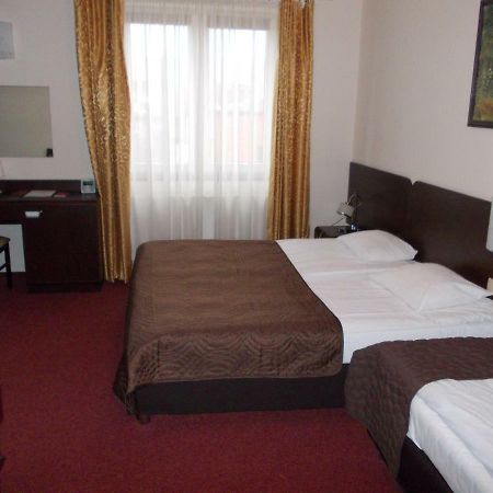 Hotel Pinocy Ledziny Esterno foto