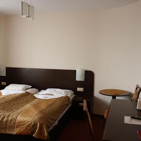 Hotel Pinocy Ledziny Esterno foto
