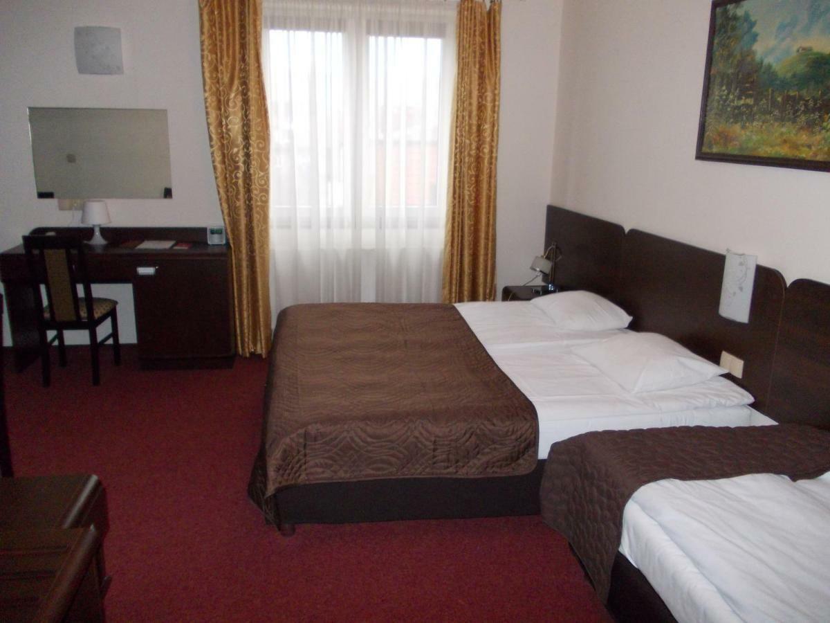 Hotel Pinocy Ledziny Esterno foto