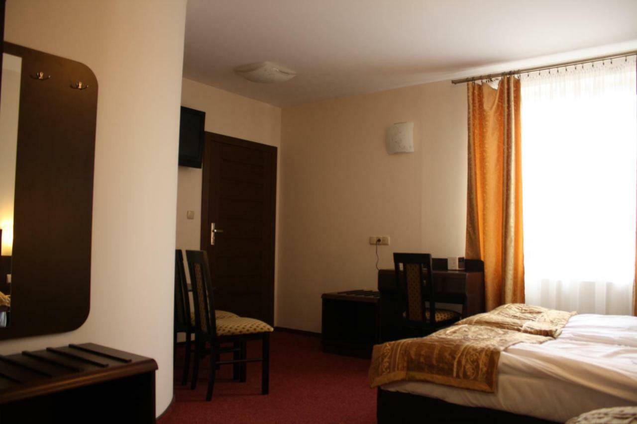 Hotel Pinocy Ledziny Esterno foto