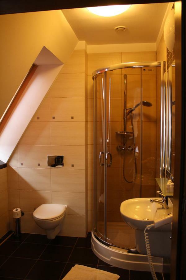 Hotel Pinocy Ledziny Esterno foto