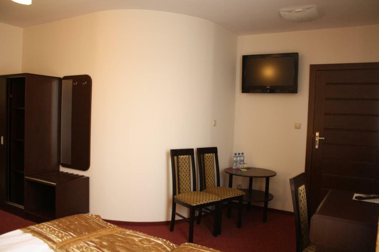 Hotel Pinocy Ledziny Esterno foto