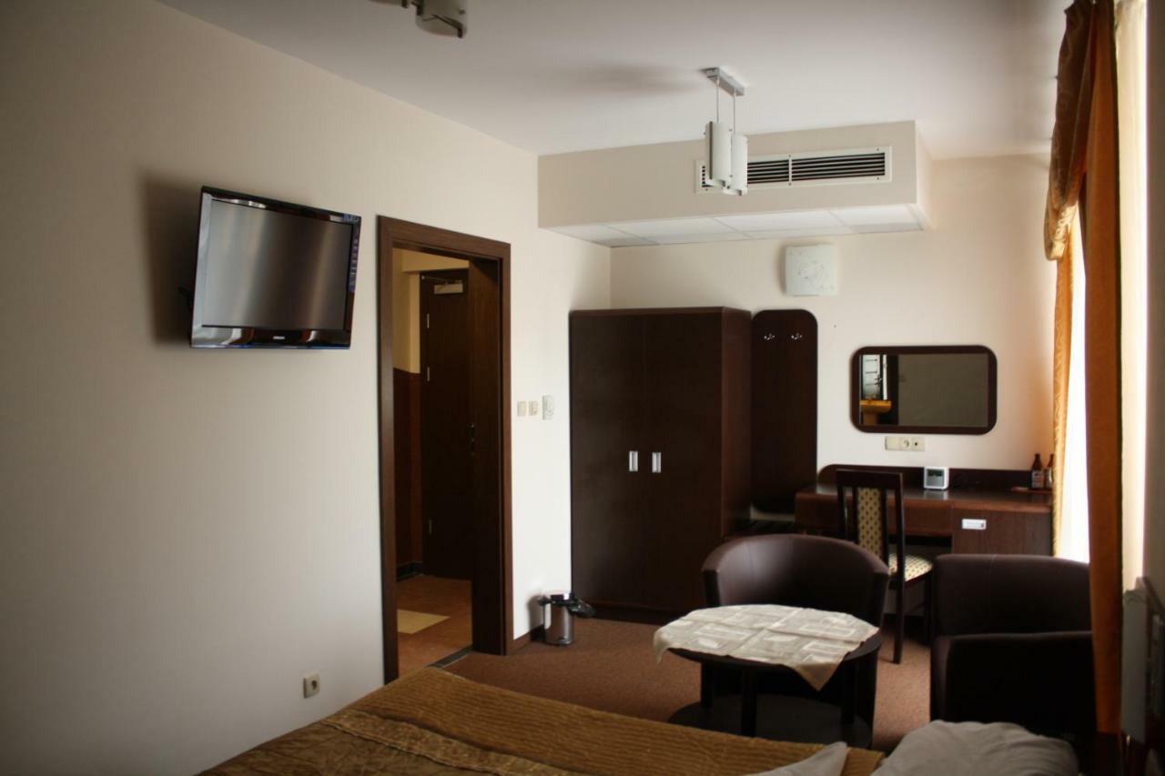 Hotel Pinocy Ledziny Esterno foto