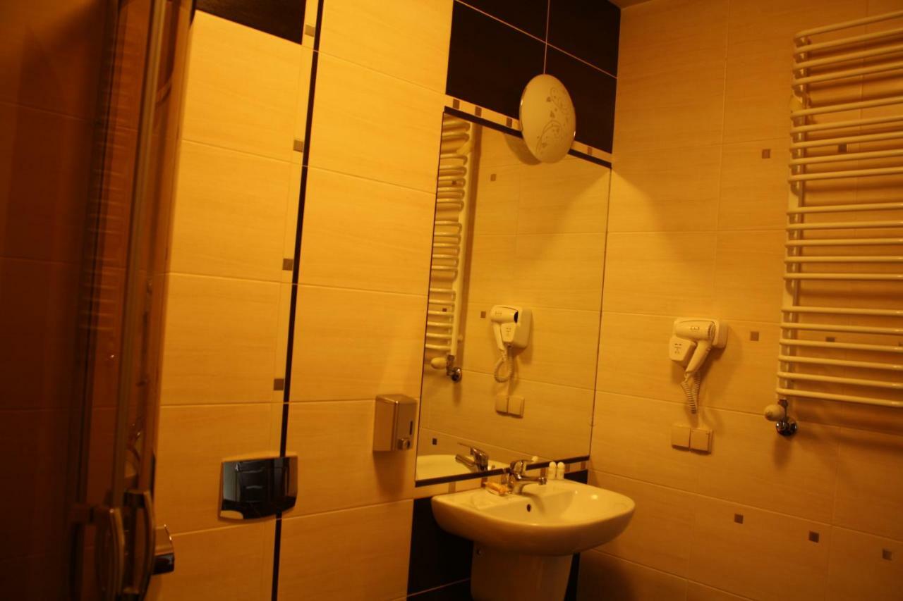 Hotel Pinocy Ledziny Esterno foto