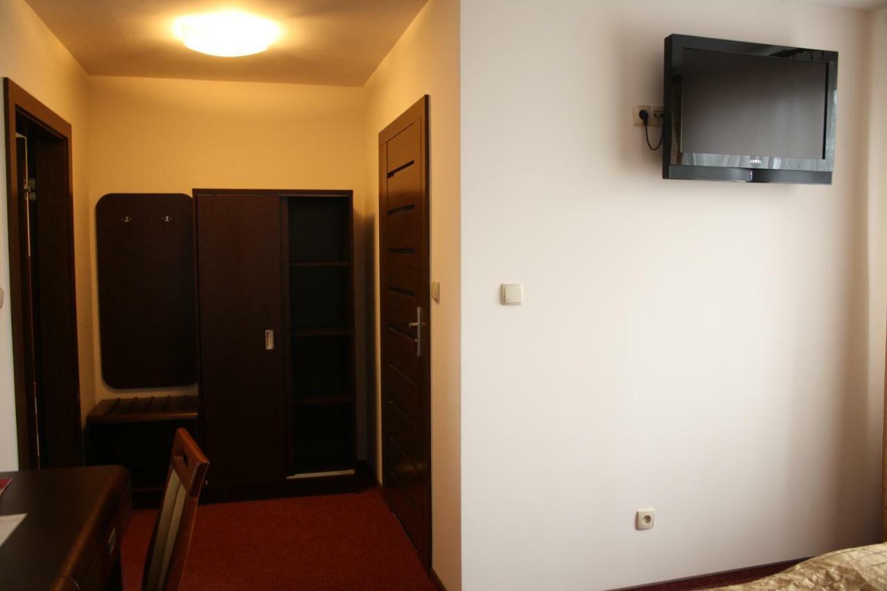Hotel Pinocy Ledziny Esterno foto