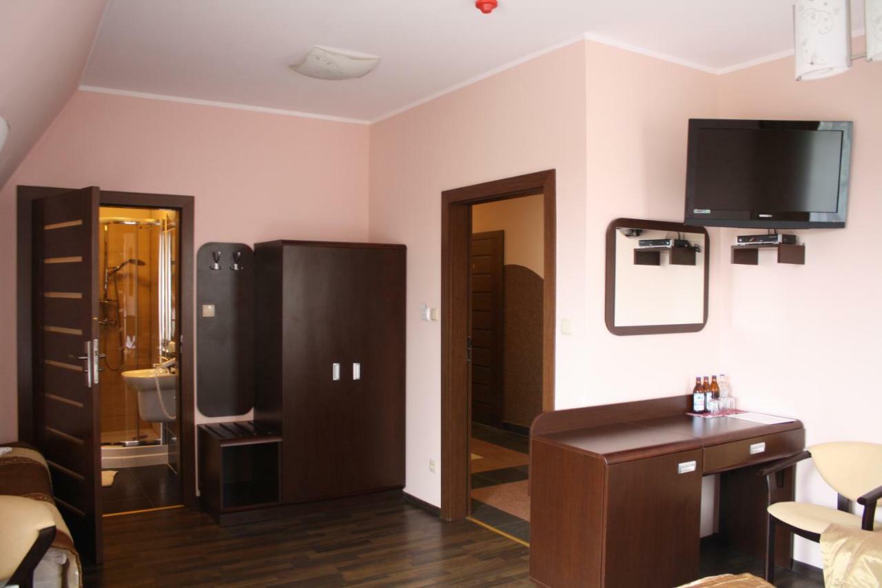 Hotel Pinocy Ledziny Esterno foto