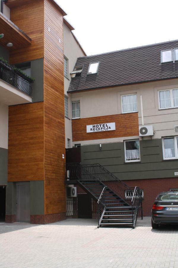 Hotel Pinocy Ledziny Esterno foto
