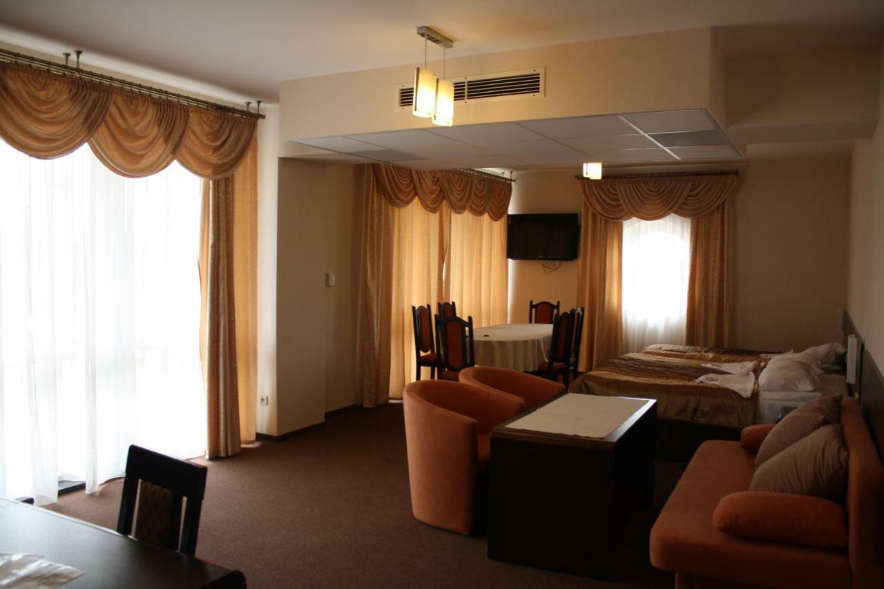 Hotel Pinocy Ledziny Esterno foto