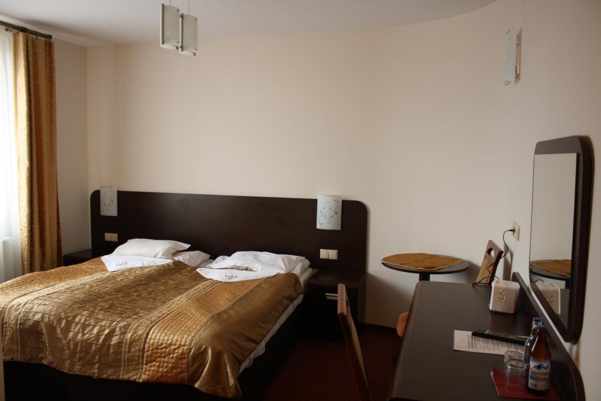 Hotel Pinocy Ledziny Esterno foto
