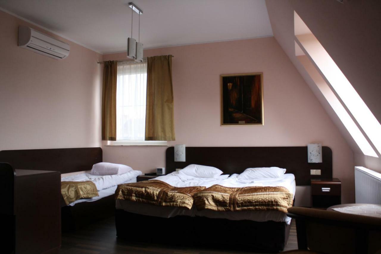 Hotel Pinocy Ledziny Esterno foto